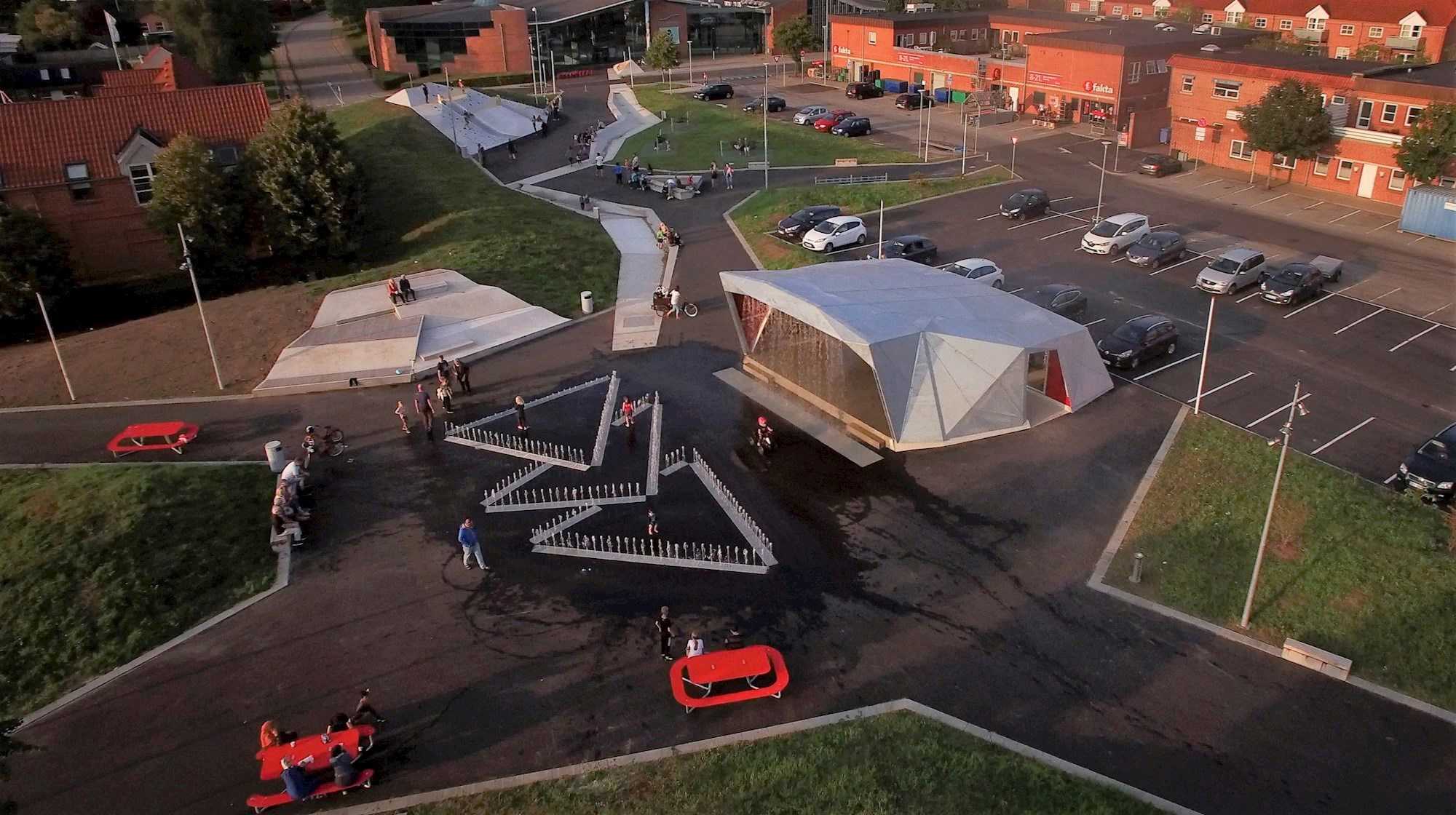 Niels Due Jensens Plads, Gudenåhuset og Storegade