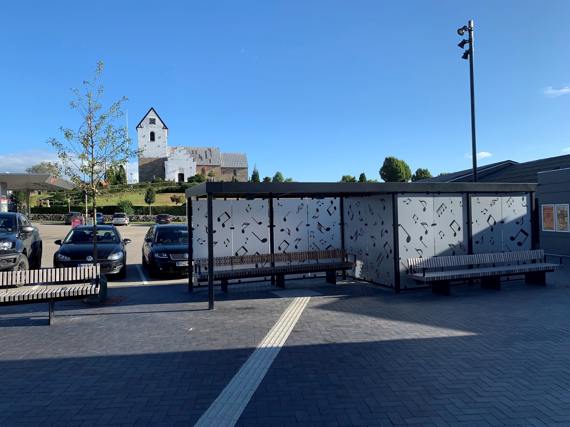 Brugstorvet med nyt busskur, inventar og belægning