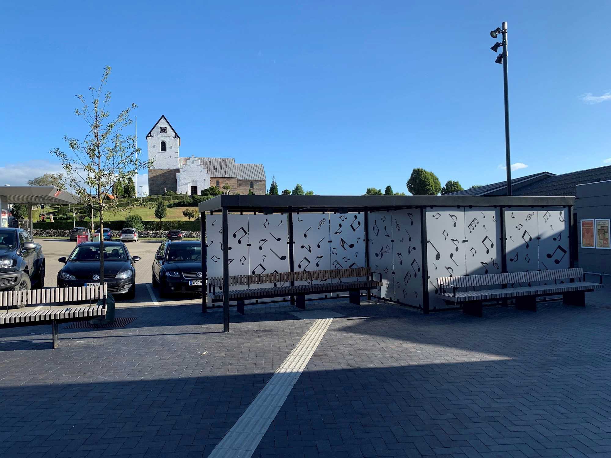 Brugstorvet med nyt busskur, inventar og belægning