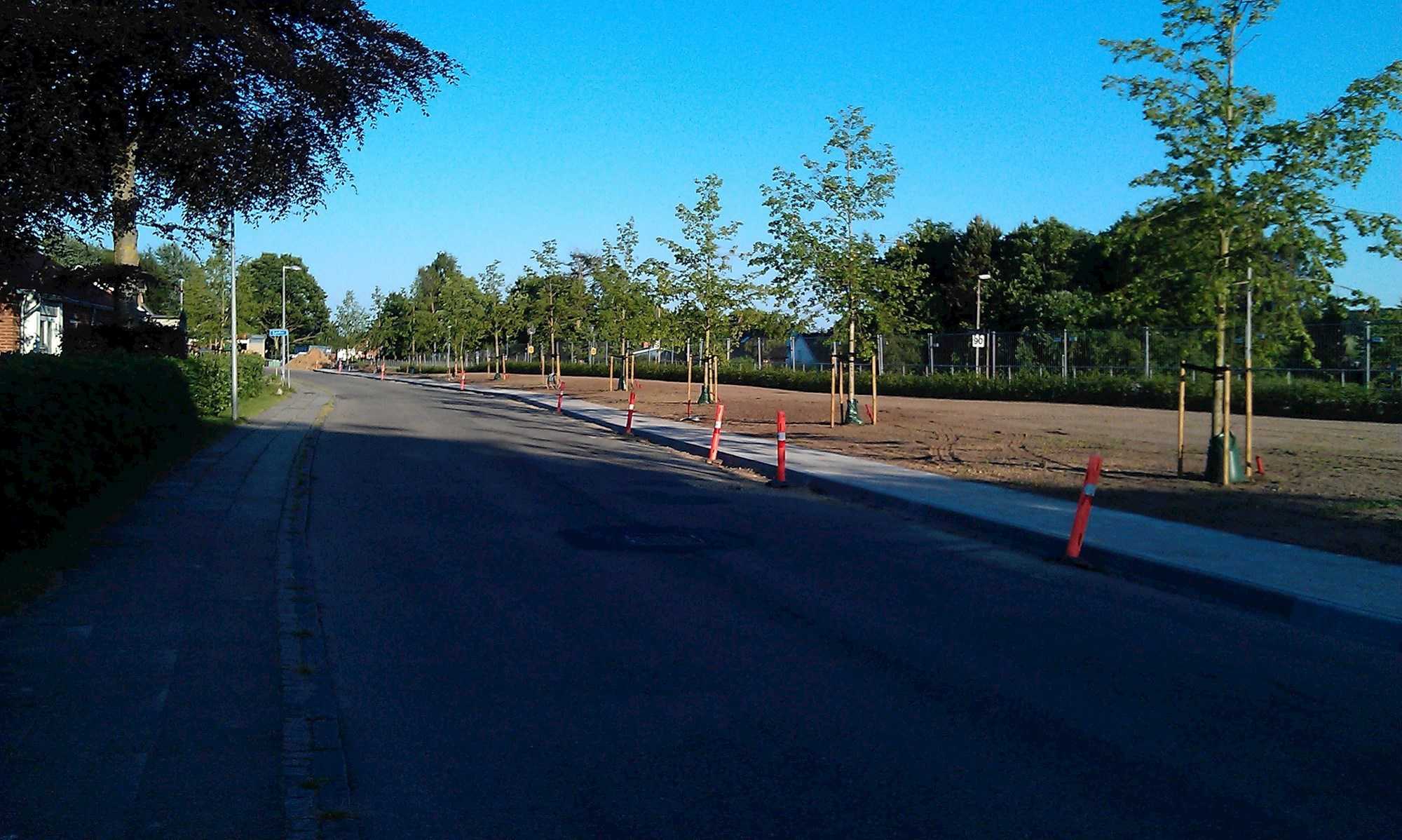 Gennemgående fortov og nyt beplantning langs Jernbanegade.