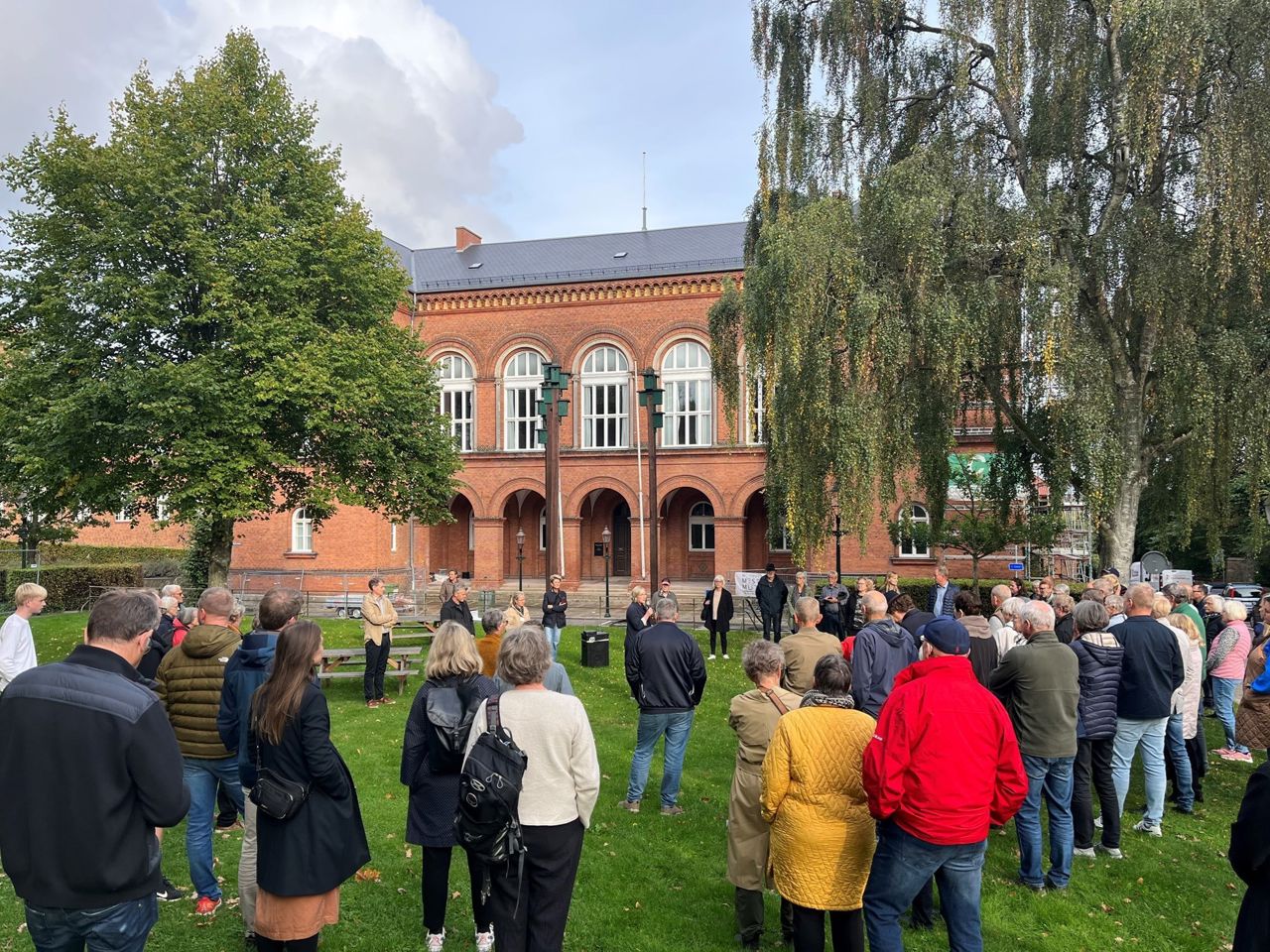 En gruppe voksne personer på Stænderpladsen foran Det gamle Rådhus