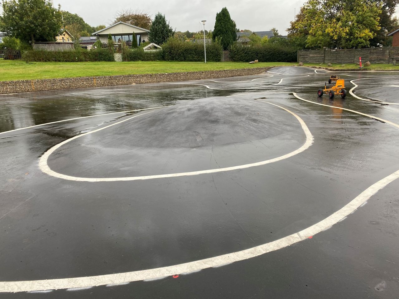 Bane optegnet på asfalt. Aktivitetsplads i Vejrumbro.