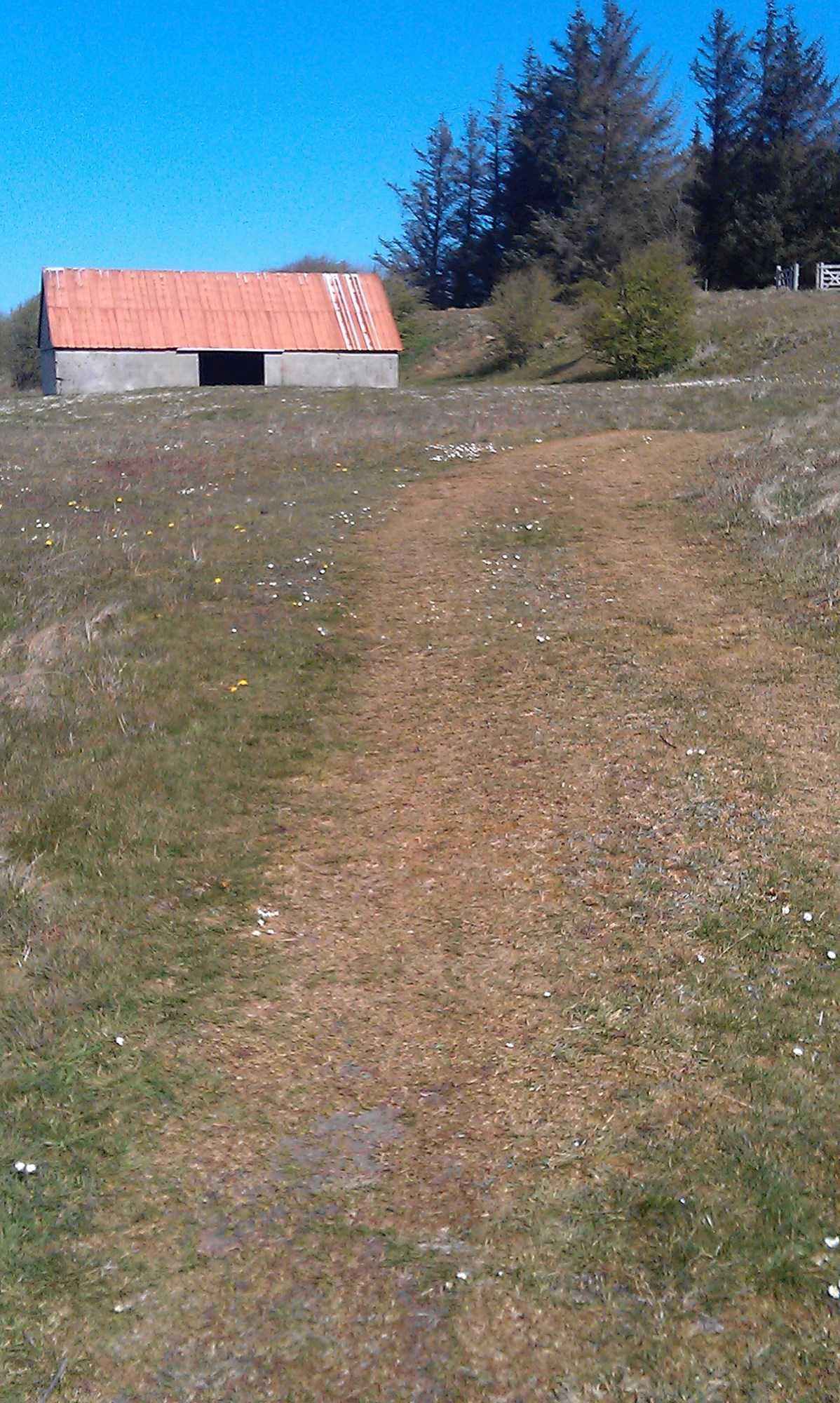 Et tidligere tanghus ses ved sporet op til sommerhusområdet og golfbanen.