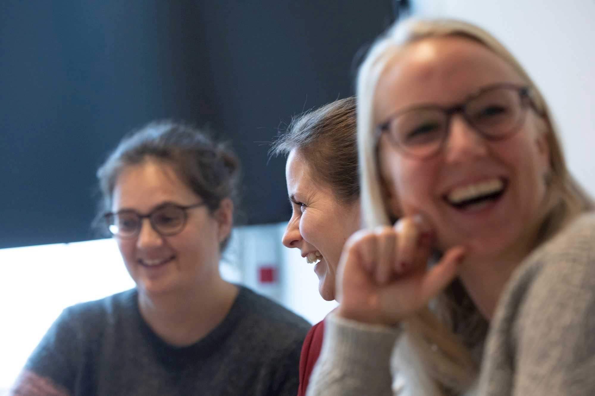 tre kvinder, der smiler